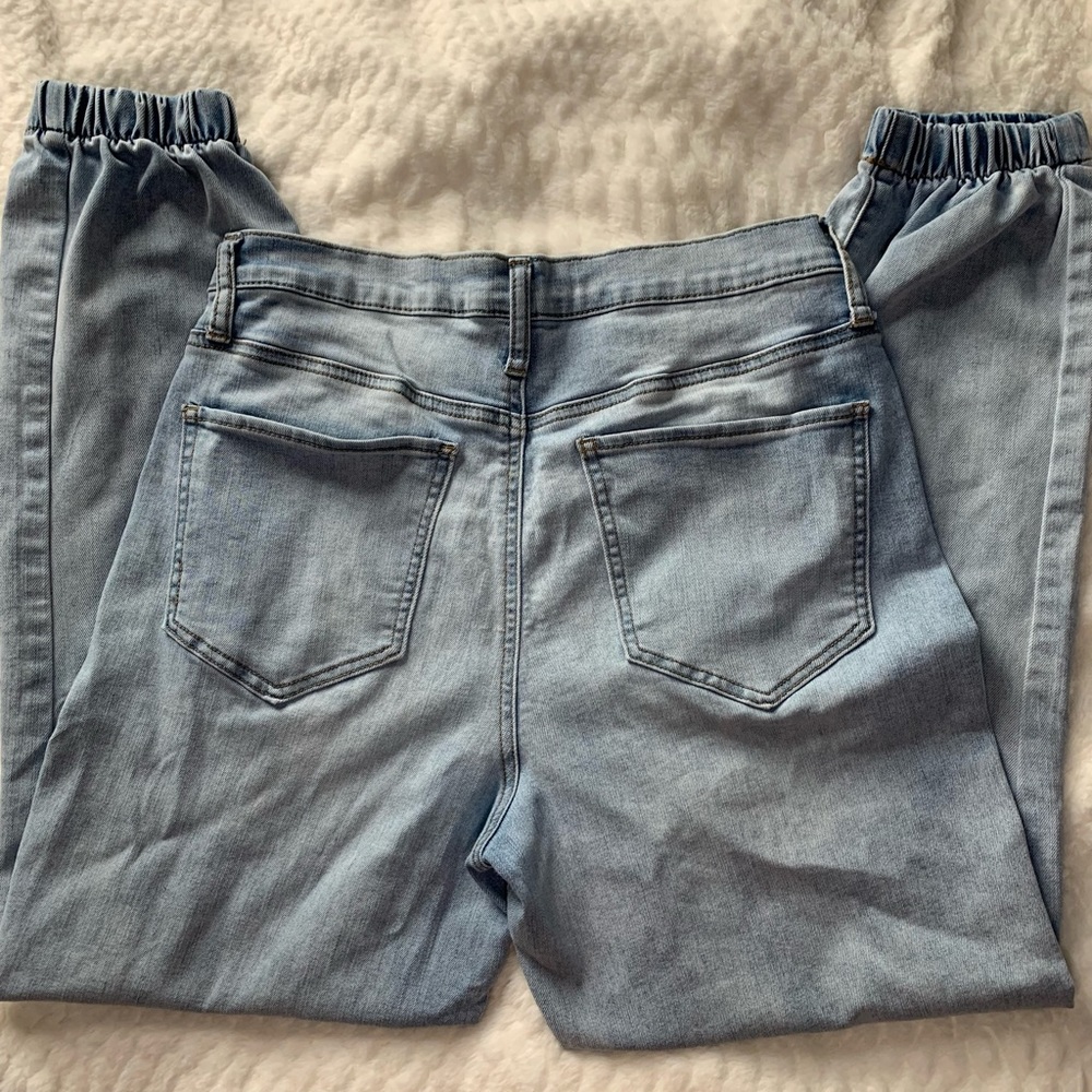 Ripped Elastic Blue Jeans